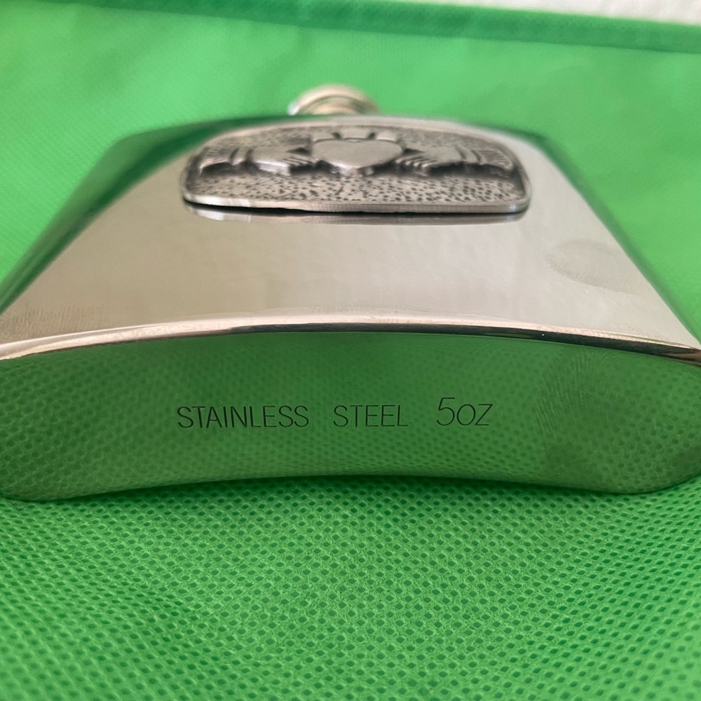Irish Shamrock Pewter Stainless Steel Whiskey Flask NEW St Patrick’s Day NIB - Picture 3 of 7